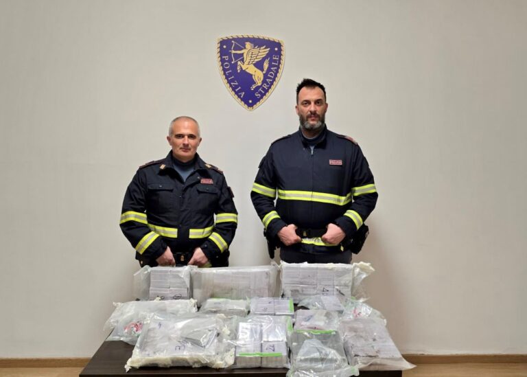 Arrestato in A1 con 40 kg di hashish: operazione della Polizia Stradale di Arezzo
