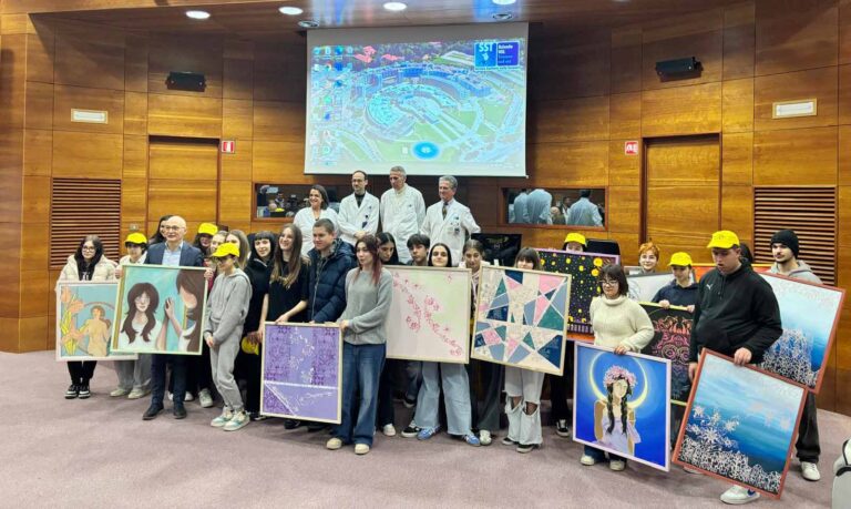 Gli studenti del liceo Piero della Francesca donano oltre 40 opere pittoriche all’ospedale San Donato di Arezzo