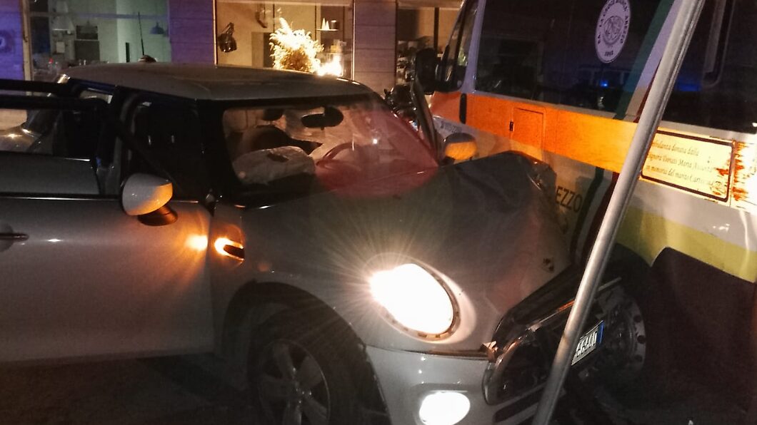 Auto rubata si schianta in centro ad Arezzo urta due veicoli, poi gli occupanti fuggono a piedi