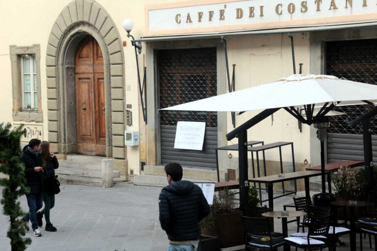 Un cartello esilarante fa capolino al Caffè dei Costanti: “O Patrizio, quando lo spalanki sto barre?”