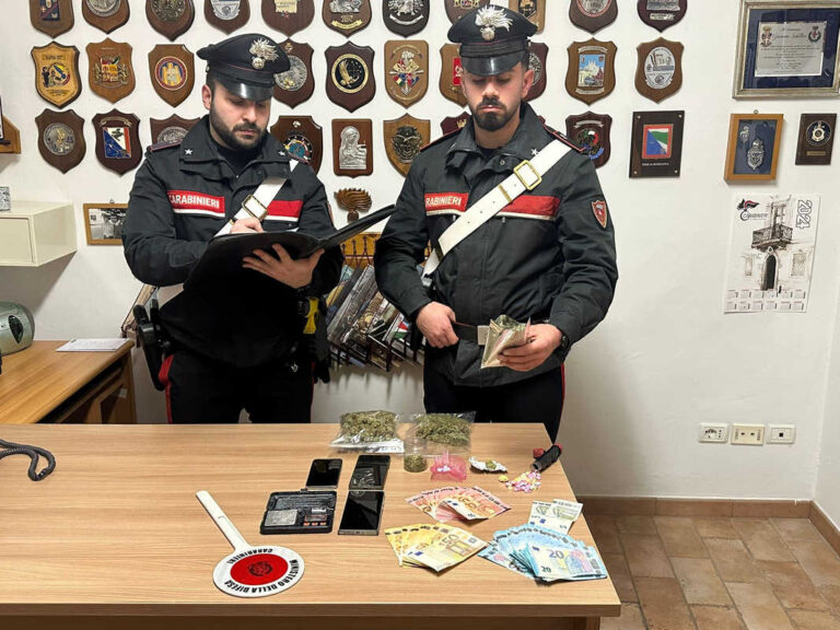 Giovane arrestato per spaccio di droga: cocaina nascosta con una calamita sotto l’auto