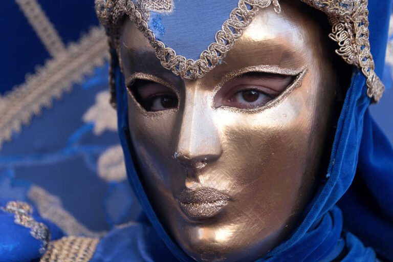 Il Carnevale dei Figli di Bocco: magia e maschere nelle foto di Felice Rogialli