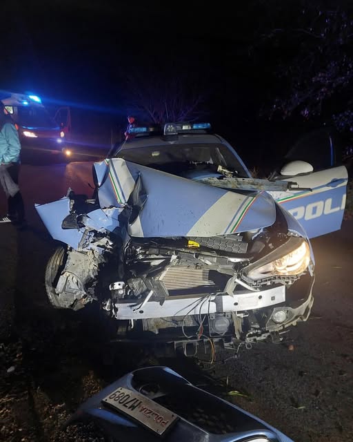 Quarata, volante della Polizia fuori strada: due agenti feriti