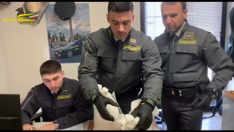 Guardia di Finanza sequestra 60 kg di argento destinati ad Arezzo