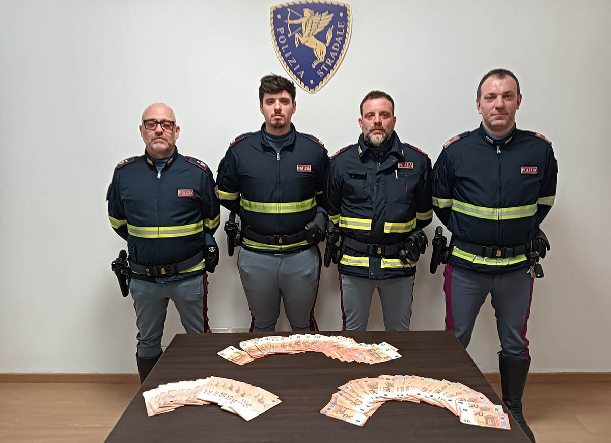 Banconote false, arresto, Polizia Stradale