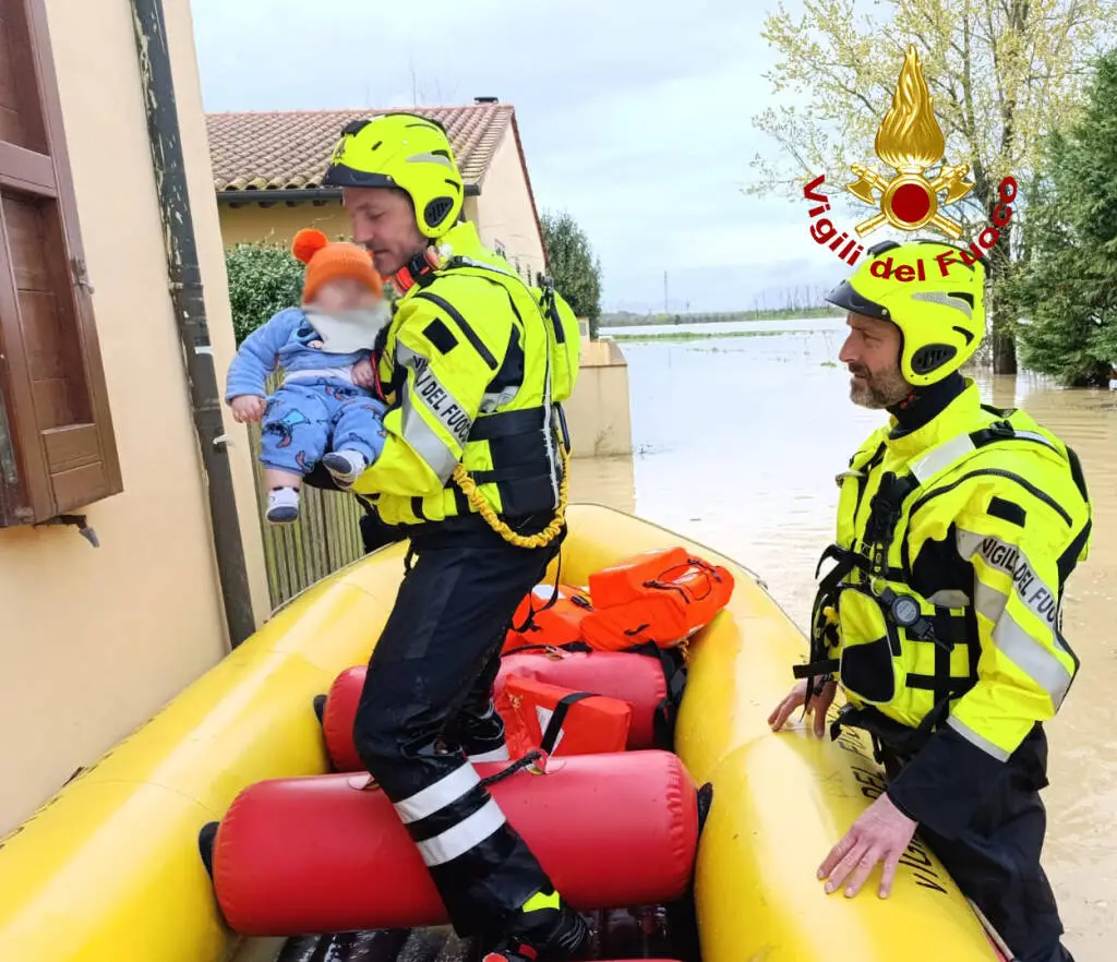 Esondazione blocca due famiglie in casa salvate dai Vigili del Fuoco
