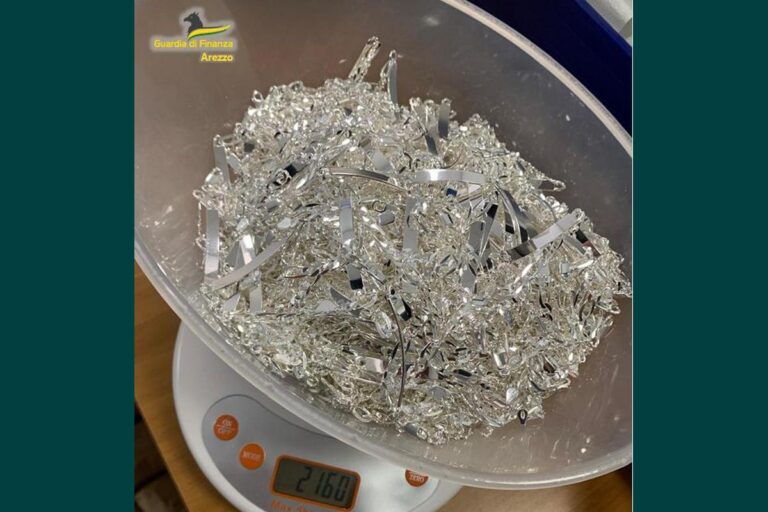 GDF Arezzo: sequestrati oltre 100 Kg di gioielli in argento e 142.000 euro in contanti