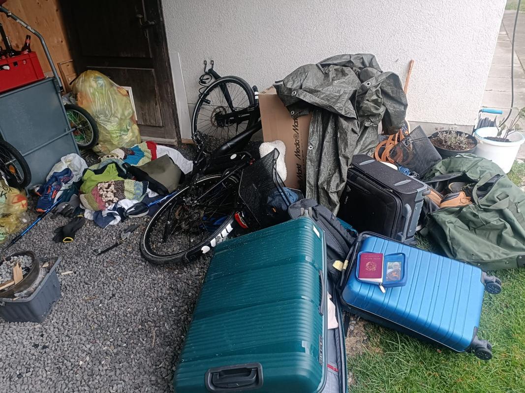 Gli effetti personali dell'aretino gettati in strada dalla sua ex