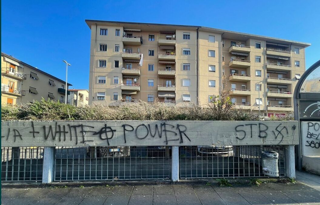 Svastica e scritte suprematiste al parcheggio Dalla Chiesa
