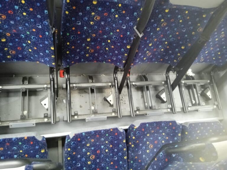 Arezzo, sedili svitati su un bus: indagini in corso grazie alle telecamere
