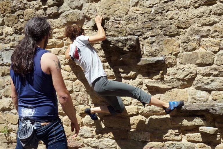 Arezzo Street Boulder: adrenalina e tecnica tra le antiche mura della città