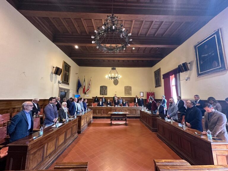 Arezzo, Consiglio Comunale: il ricordo di Papa Francesco e il dibattito su sicurezza, opere pubbliche e bilancio
