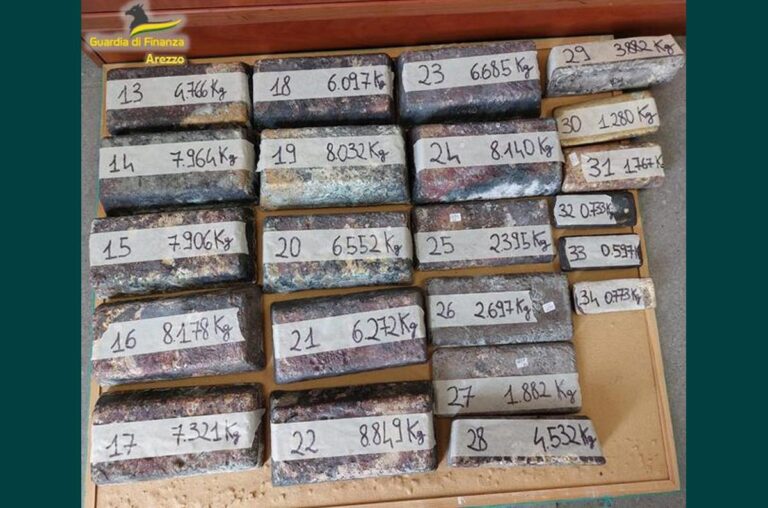 Arezzo, la Guardia di Finanza sequestra oltre 400 kg di argento e mezzo chilo d’oro: denunciato imprenditore romano