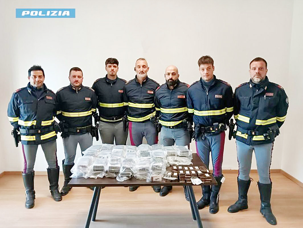Hashish nascosto nelle bombole- A1 dalla Polizia di Stato