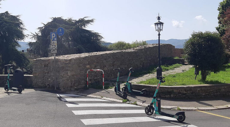 Monopattini selvatici e città abbandonata: cronache di ordinario disinteresse