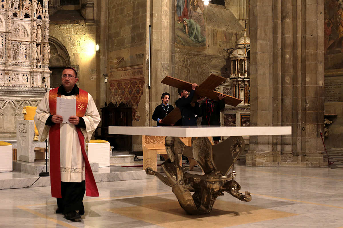 la Via Crucis con il Vescovo Andrea Migliavacca (2)