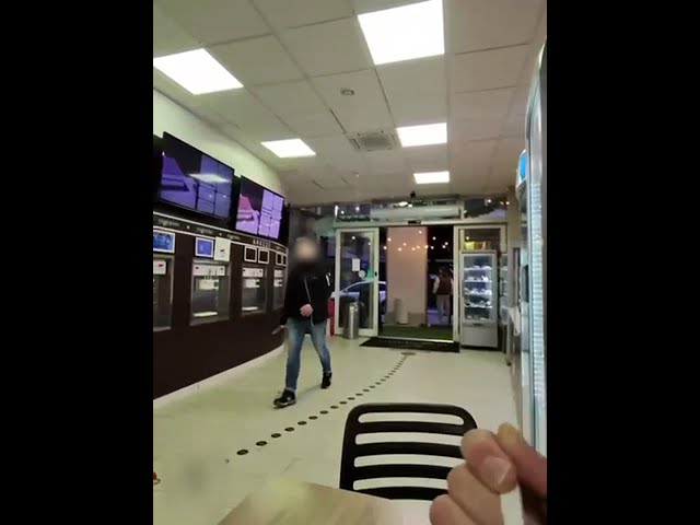Arezzo, nuova disciplina olimpica: il lancio della bottiglia in gelateria!