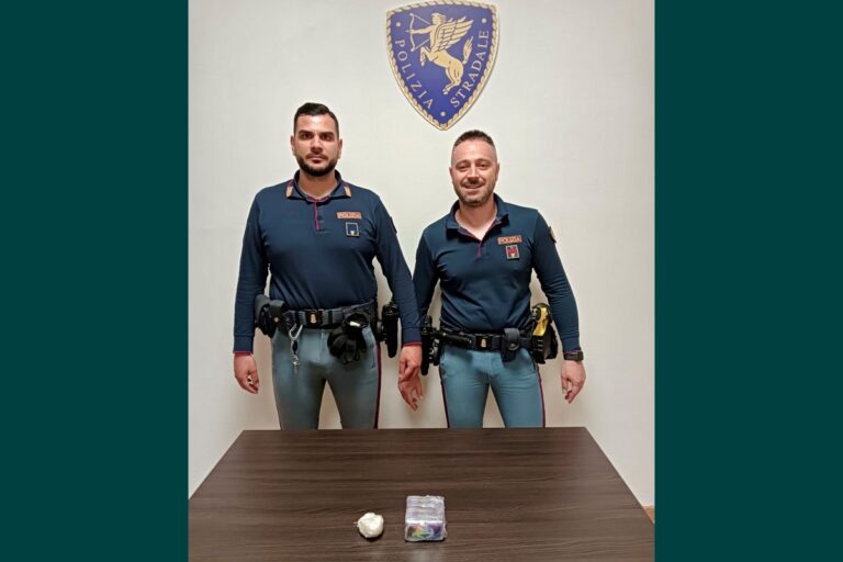 Arezzo, fermato in A1 con droga nascosta sotto i sedili: arrestato 26enne tunisino