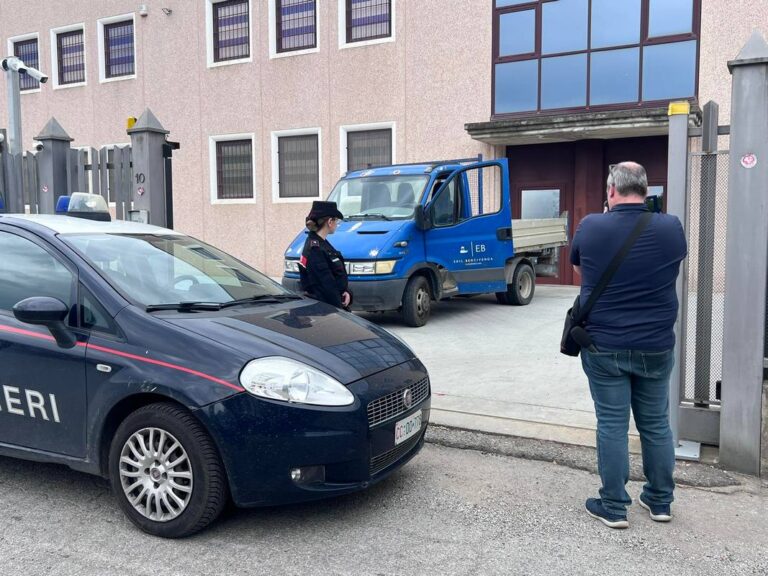 Assalto nella notte alla Blu Oro: banda sfonda i cancelli e ruba oro lavorato