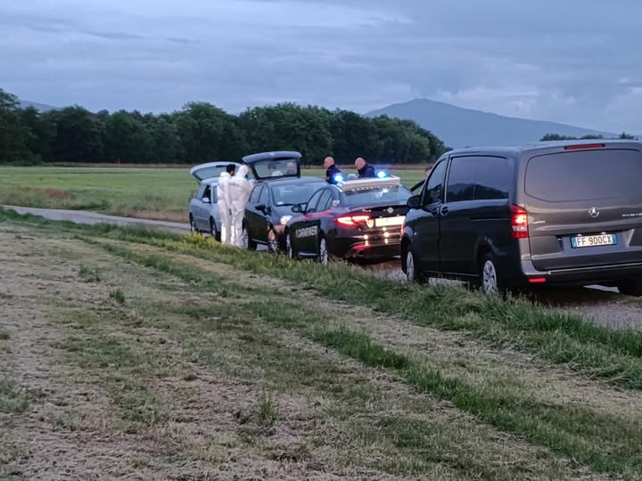 Civitella in Val di Chiana, tragica scoperta in un campo