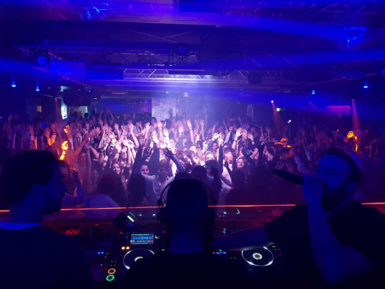 Spray al peperoncino in discoteca: il genio del weekend colpisce ancora