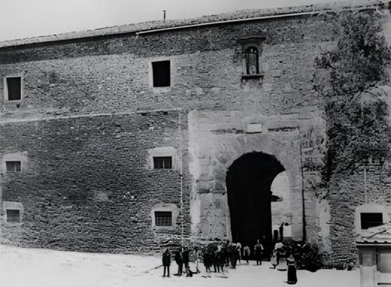 Alla scoperta di antiche mura: un saggio ai bastioni di Arezzo