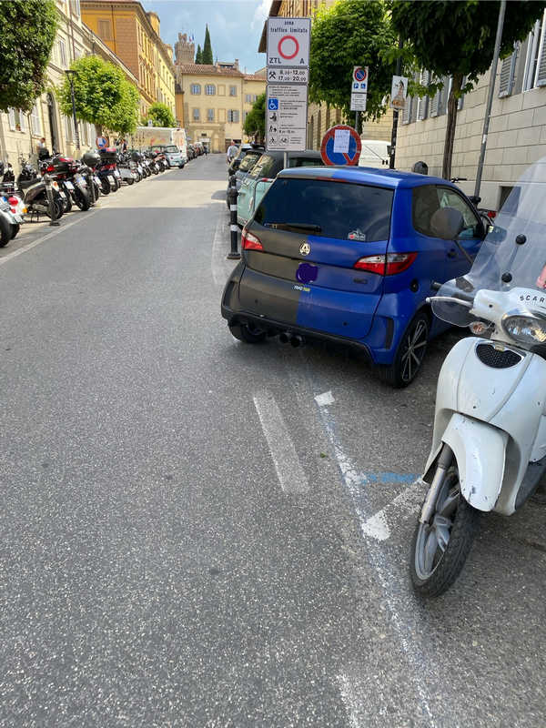Microcar nei parcheggi moto: il Far West a quattro ruote in via Guido Monaco