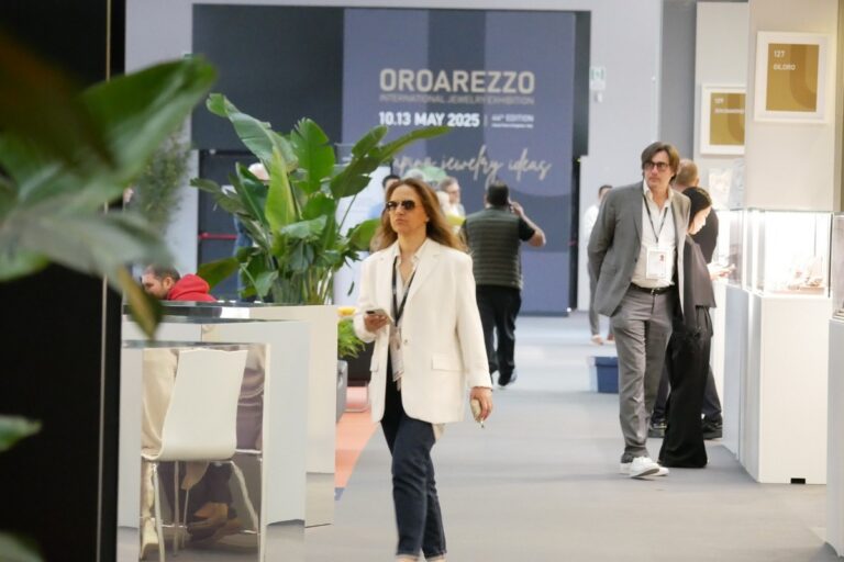 Arezzo, trovano borsa con 7 mila euro e gioielli: quattro ragazzi la restituiscono alla legittima proprietaria