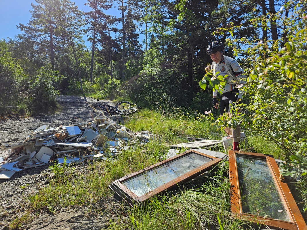 Rifiuti sulla strada di Peneto