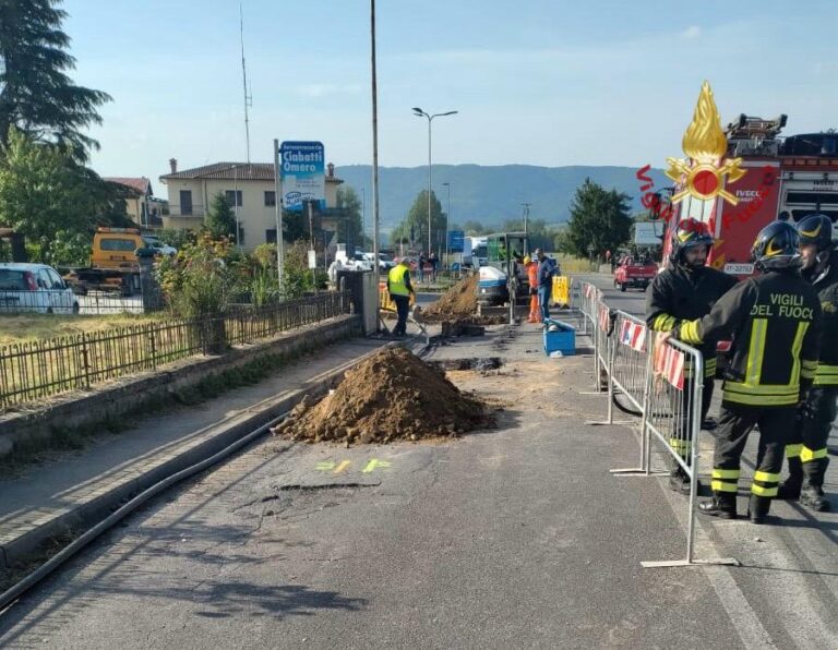 Poppi, rottura di una condotta del gas: SR 70 chiusa al traffico. Sul posto Vigili del Fuoco e tecnici Centria