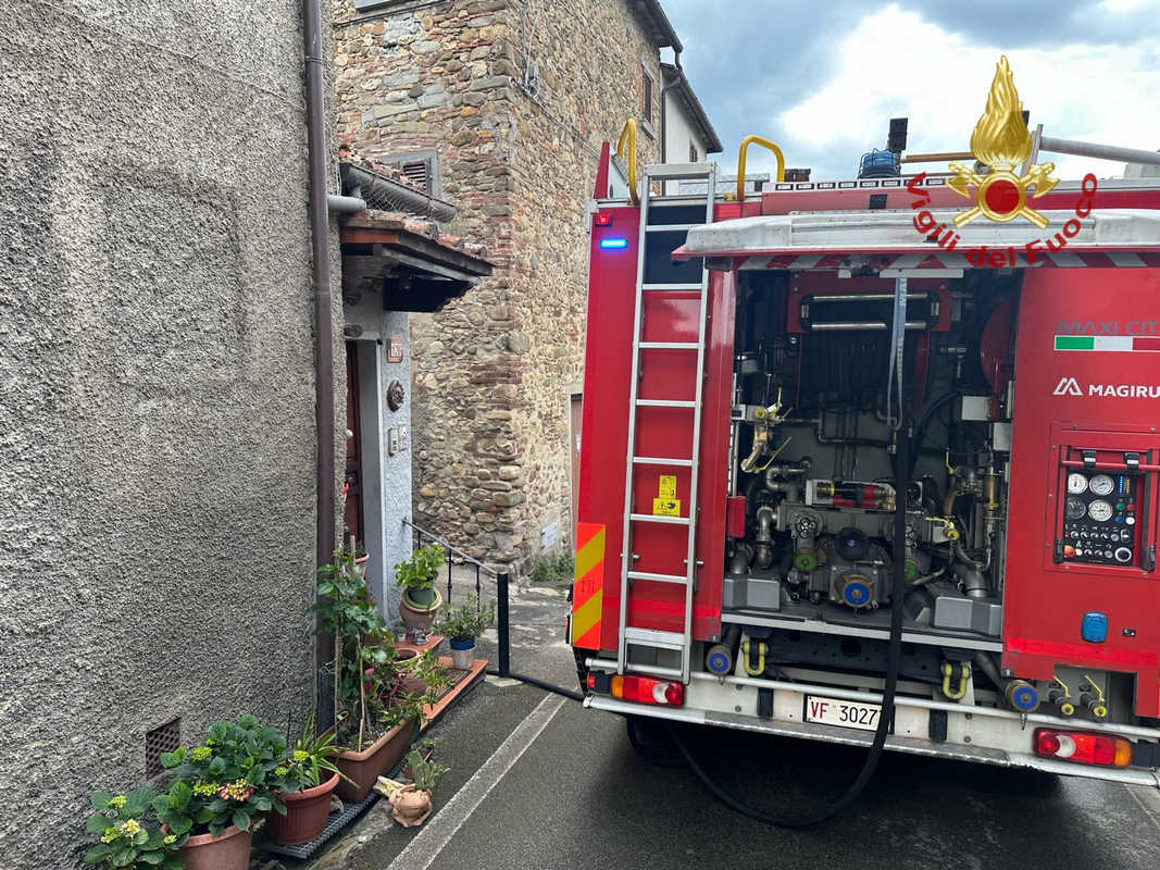 Tragedia a Quarata uomo muore in un incendio scoppiato in un garage, in salvo una ragazza