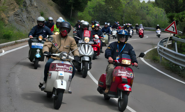 Arezzo celebra i 30 anni del Vespa Club con tre giorni di festa