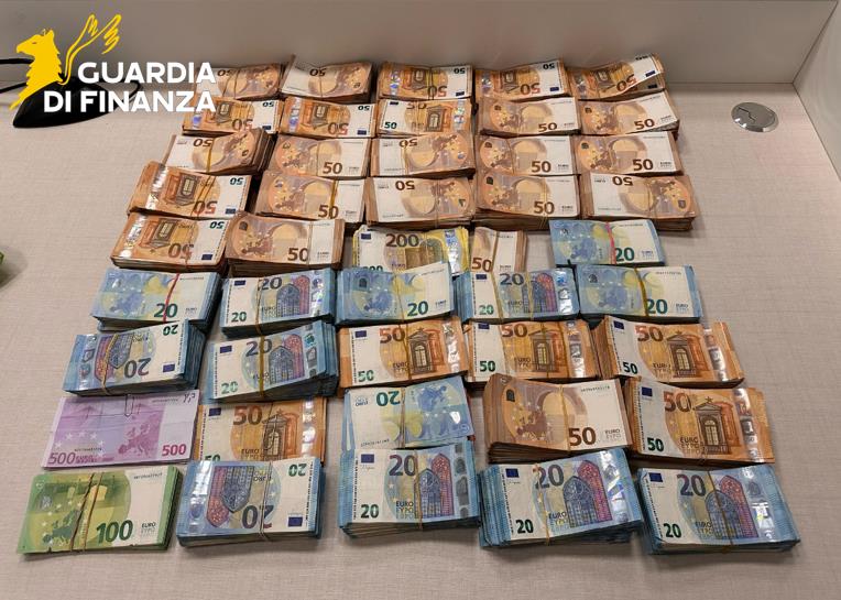 sequestrati 332 mila euro in contanti e 2,5 kg d’oro