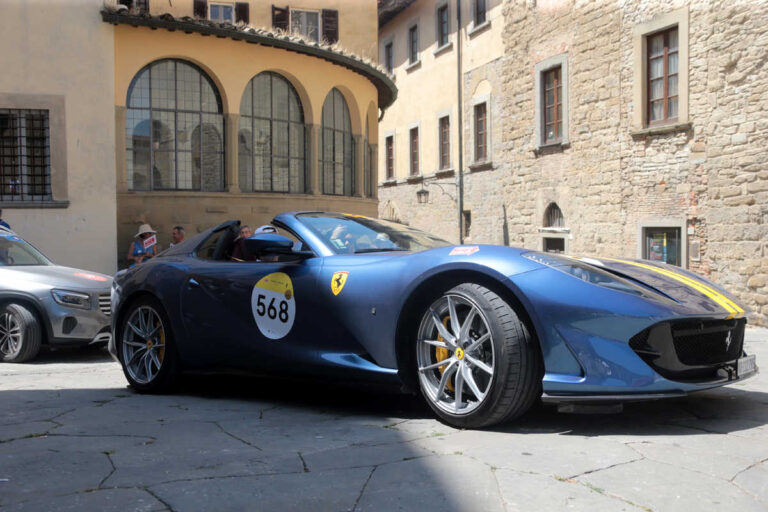 “Brum Brum ad Arezzo: Ferrari e auto d’epoca sfilano tra storia e meraviglia”