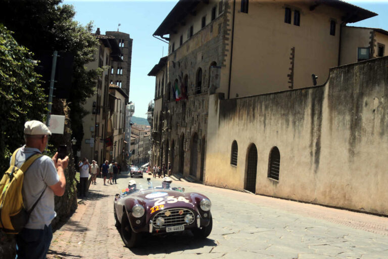 Passaggi d’autore: la 1000 Miglia ad Arezzo vista da Felice Rogialli