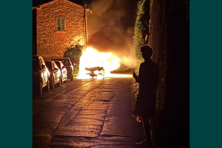 Castiglion Fiorentino, incendio notturno in via Trento: distrutte due auto, paura tra i residenti di Porta Romana