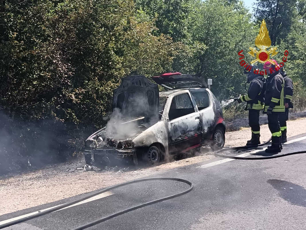 Auto in fiamme a Il Riccio