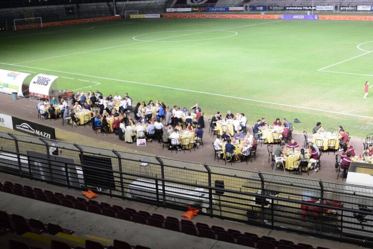 Orgoglio Amaranto, 15 anni di tifo e passione: le immagini della serata allo stadio