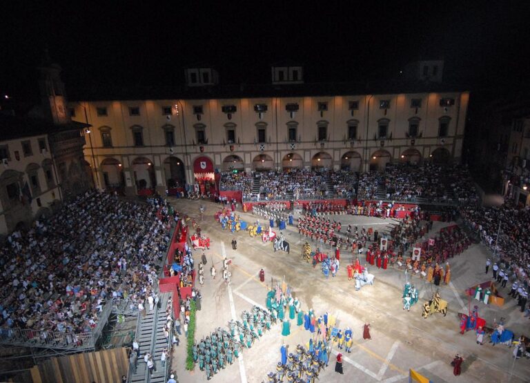 Arezzo, dopo le tribune d’oro ora pure la lancia: “Adotta un pezzo de Giostra e fatte pubblicità”