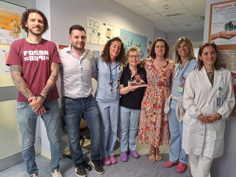 Arezzo, tra calciomercato e solidarietà: Fossa 1991 dona 2.500 euro alla neonatologia del San Donato