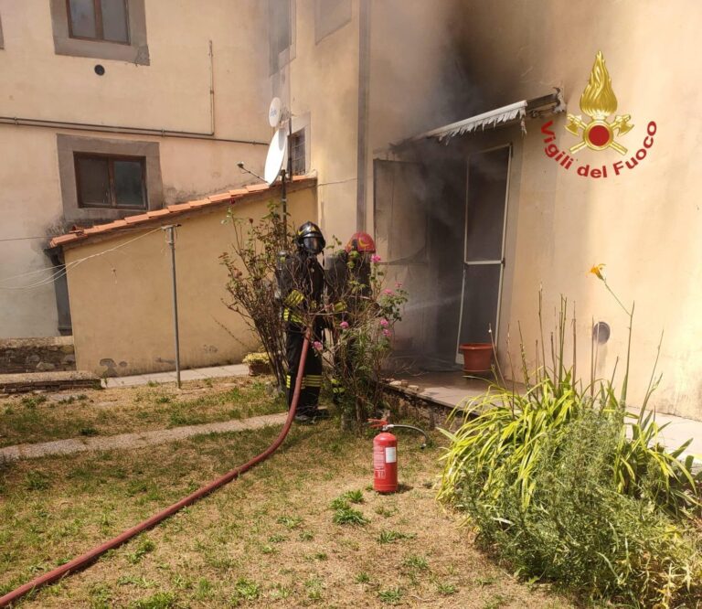Incendio in un’abitazione a Bibbiena: distrutta la cucina, una persona in ospedale