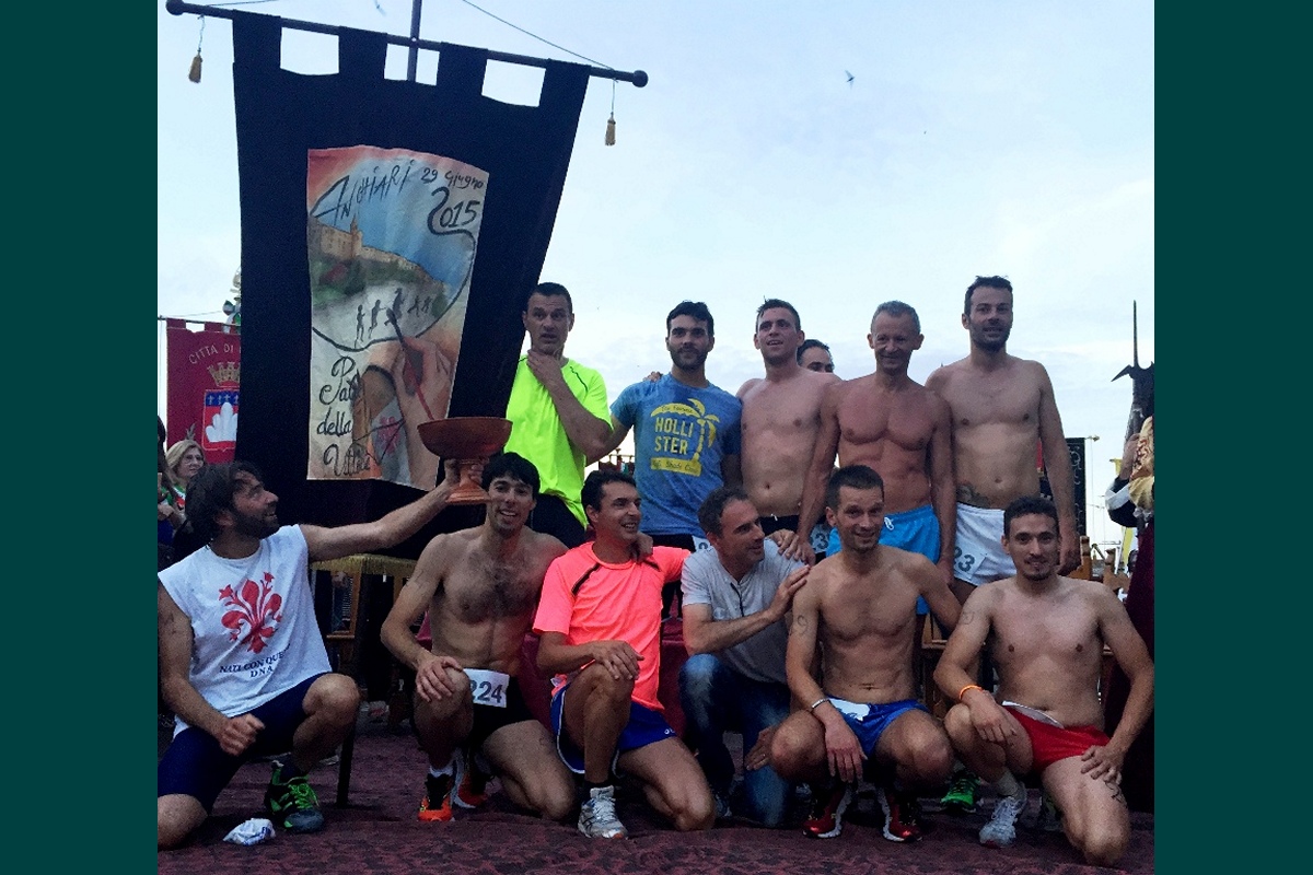 La squadra di Anghiari vincitrice del Palio della Vittoria 2015 ultimo trionfo per il comune di casa