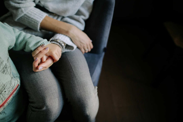 Arezzo, picchia la moglie col cellulare e la minaccia con un coltello: donna fugge e trova rifugio con i figli. Marito denunciato