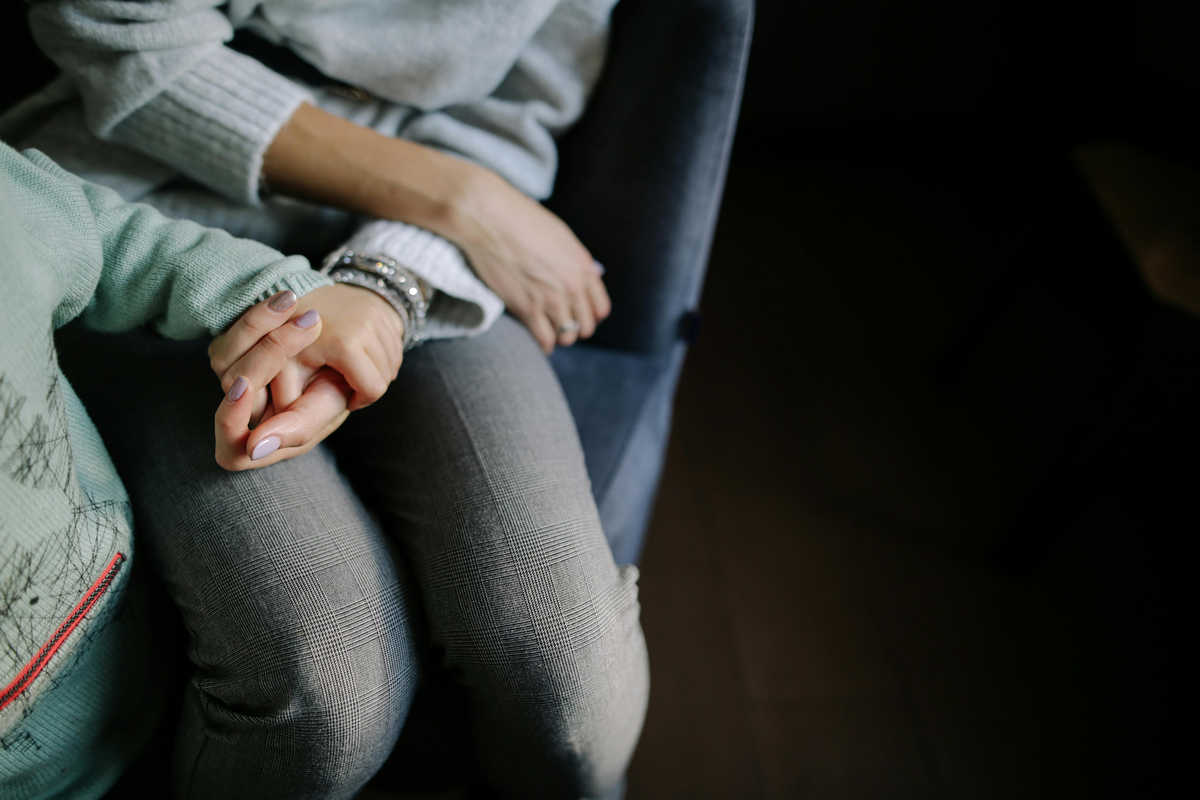 Mani femminili che stringono quelle di un bambino