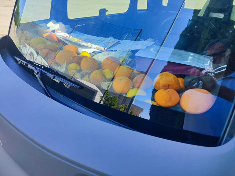 “Arancio meccanico”: la minicar discarica fa schifo davanti all’Ipercoop
