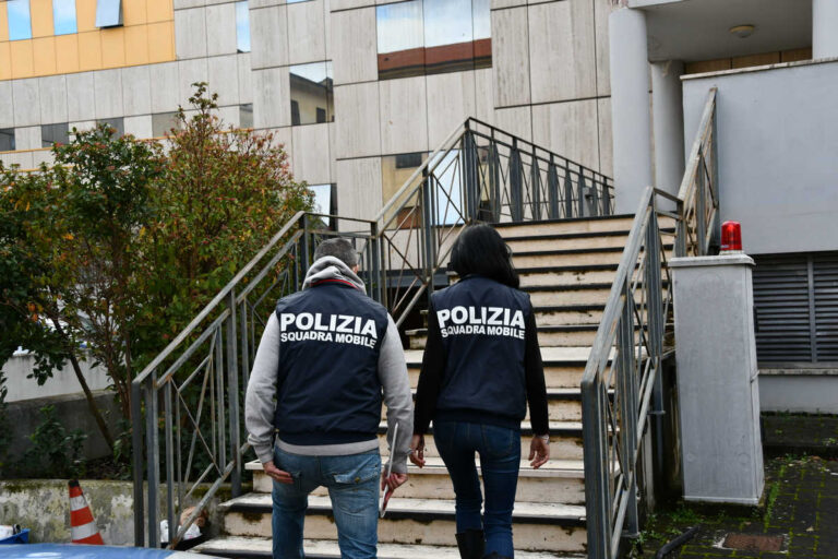 Controlli straordinari della Polizia di Stato ad Arezzo: espulsione per irregolare e provvedimenti contro soggetti pericolosi