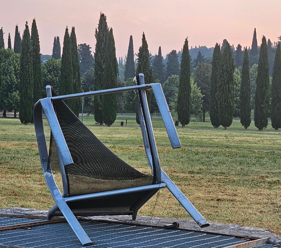 Sedia rotta a Villa Severi