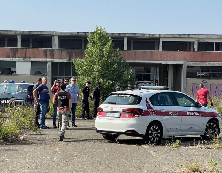 Arezzo, sgomberata l’ex area Lebole: trovati otto occupanti abusivi. A luglio passerà al gruppo Bertelli (Prada)