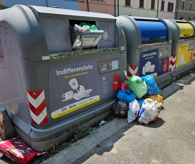 Il Comune taglia… e la puzza resta! Cassonetti pieni e sacchetti in passerella: benvenuti a “Arezzo Puzzopoli”