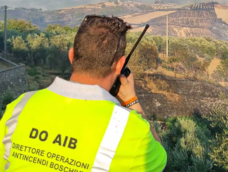 Incendio a Civitella in Valdichiana: la squadra AIB del Casentino interviene con bonifica e fascia di sicurezza